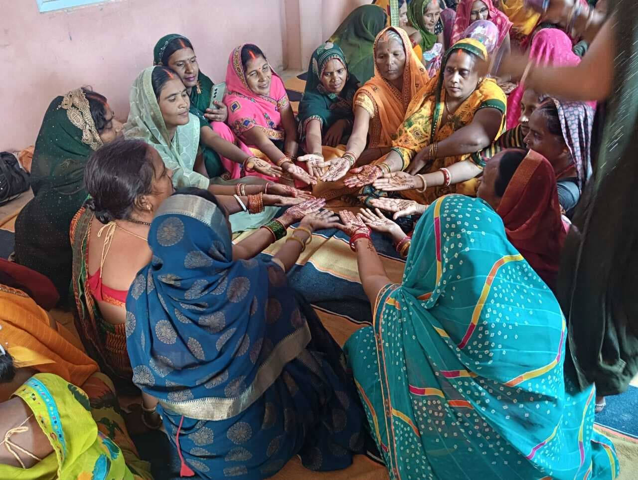 मेहंदी प्रतियोगिता से मतदान के लिए किया जागरूक