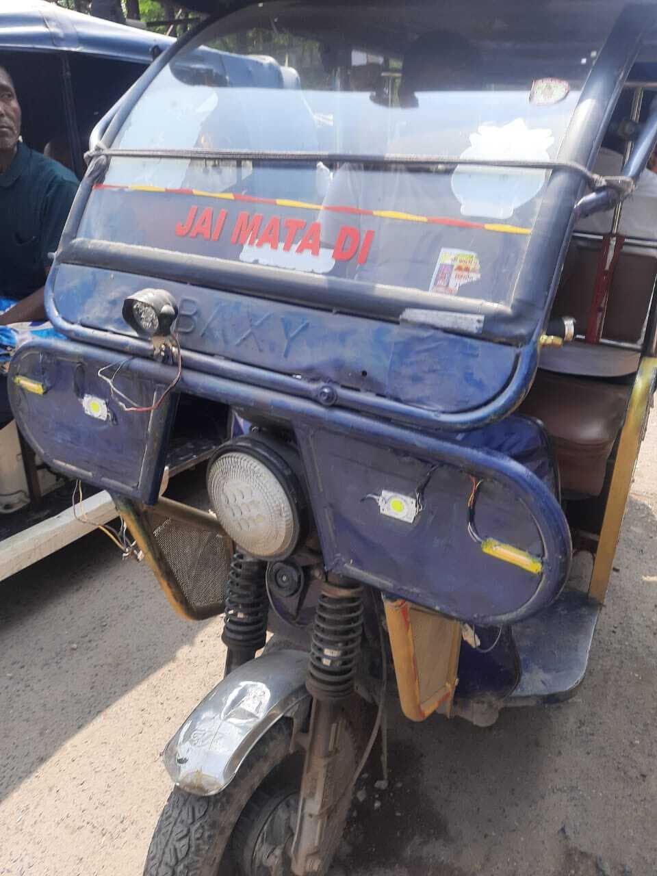 इ-रिक्शे ने वागेश्वरी गुमटी में मारी टक्कर, क्षतिग्रस्त