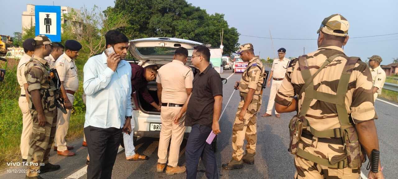 चेकपोस्ट पर पुलिस ने की वाहनों की जांच