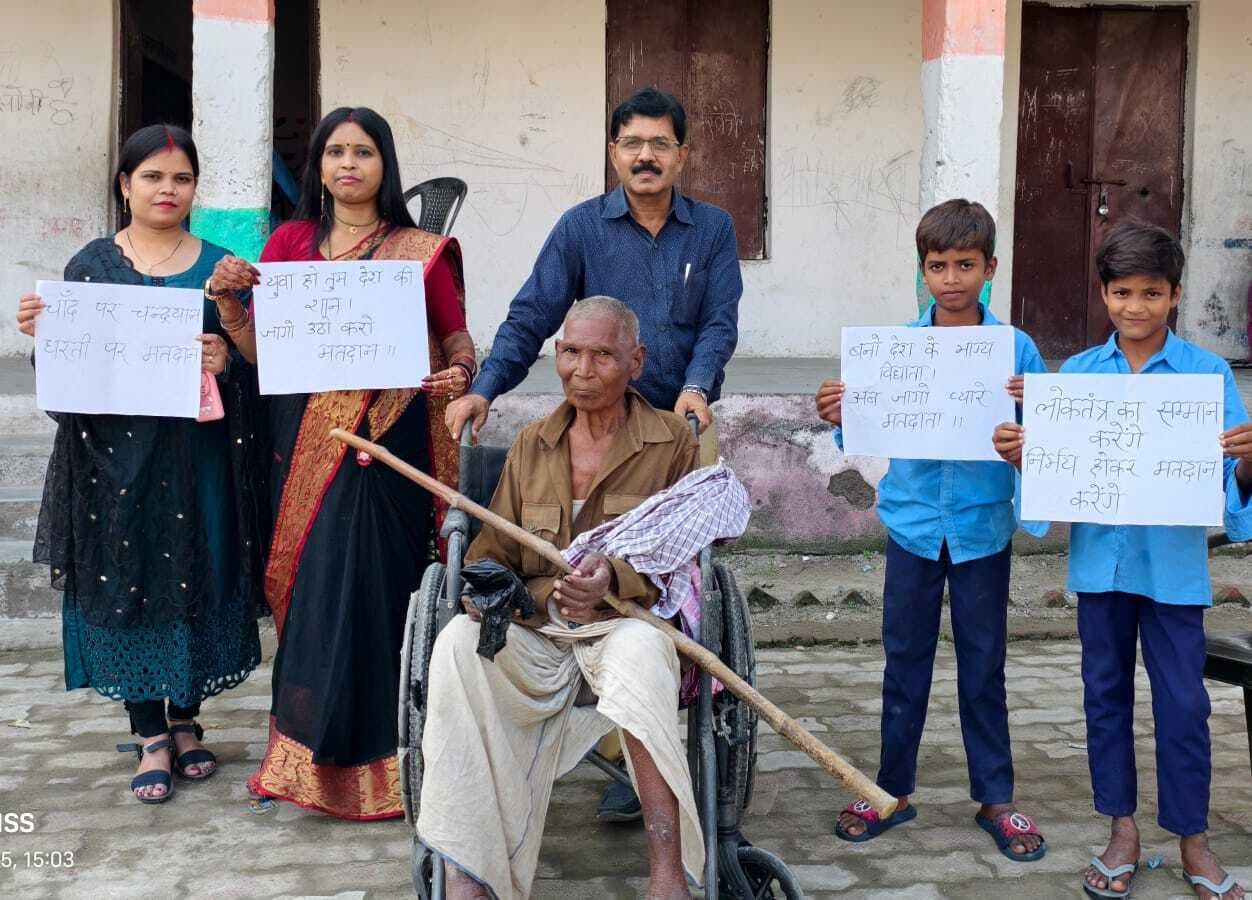 छात्रों ने पोस्टर, झांकी और नाटक से वोटरों को दिये जागरूकता के संदेश