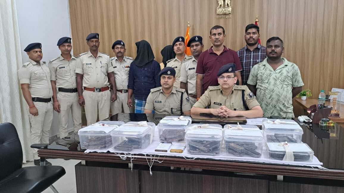 15 निर्मित व आठ अर्धनिर्मित पिस्टल के साथ दो तस्कर गिरफ्तार, चार कारीगर फरार