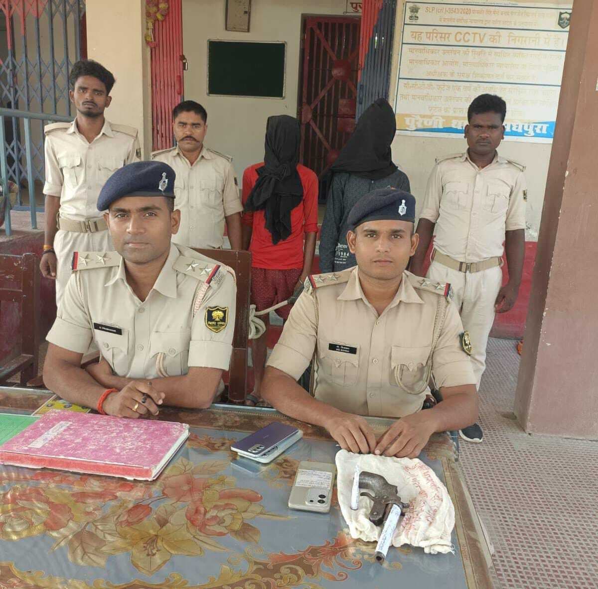 पुलिस ने दो युवकों को अवैध हथियार व गोली के साथ किया गिरफ्तार