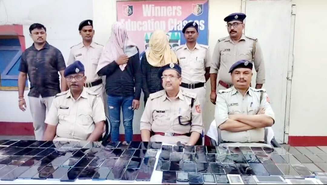 चोरी के 147 फोन के साथ दो गिरफ्तार, बांग्लादेश करने वाले थे तस्करी