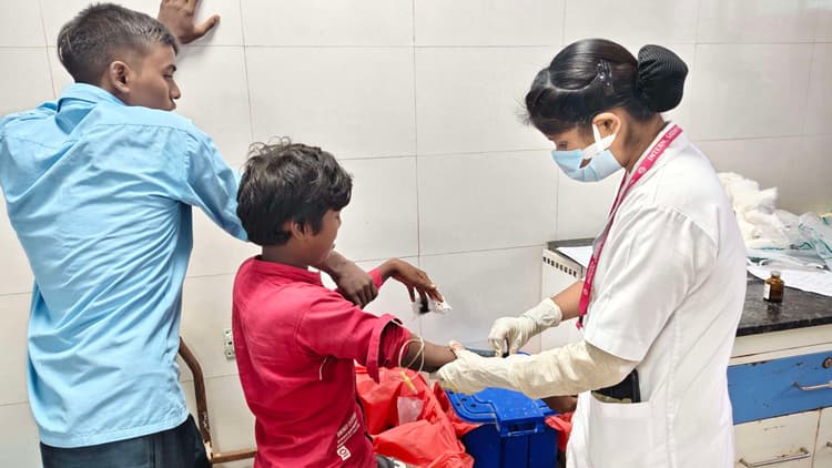 चारा मशीन की चपेट में आने से किशोर घायल