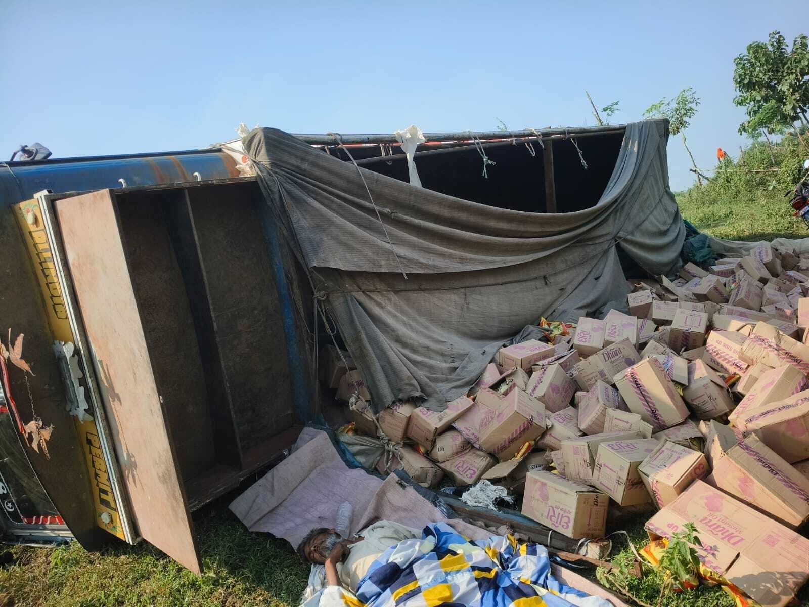 सरसों तेल लोड ट्रक पलटा, चालक घायल