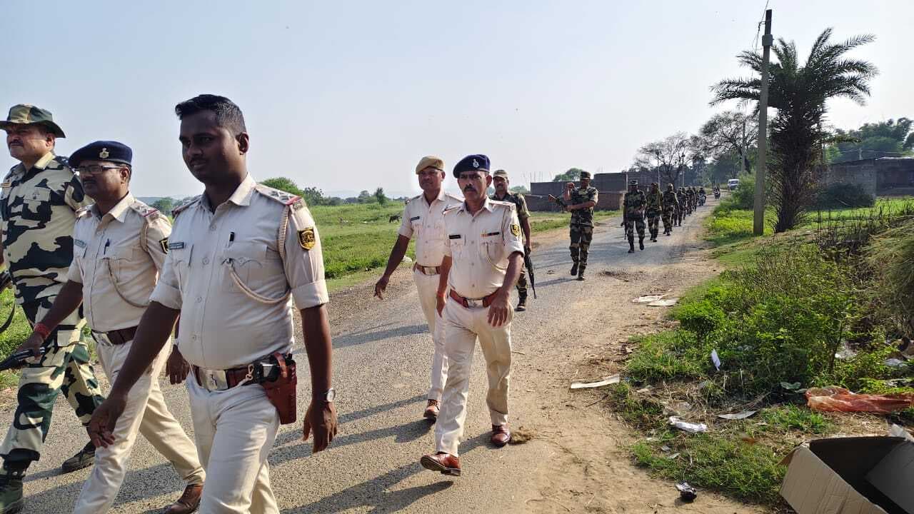 विधानसभा चुनाव को लेकर बीएसएफ जवानों ने किया फ्लैग मार्च