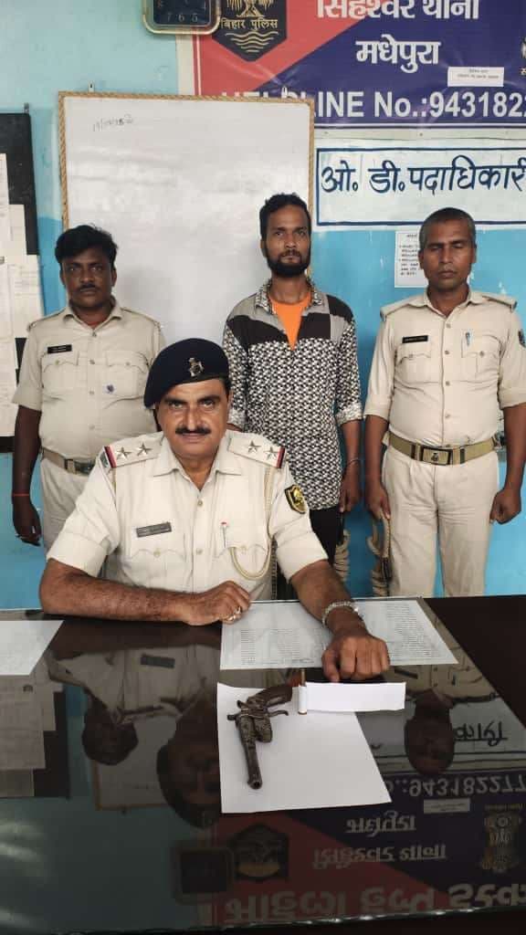 अवैध हथियार व गोली के साथ एक धराया