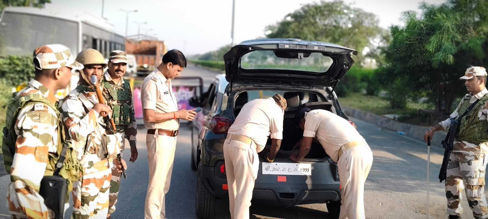 बलथरी में पुलिस पोस्ट पर कार से 2.33 लाख नकद बरामद, जब्त