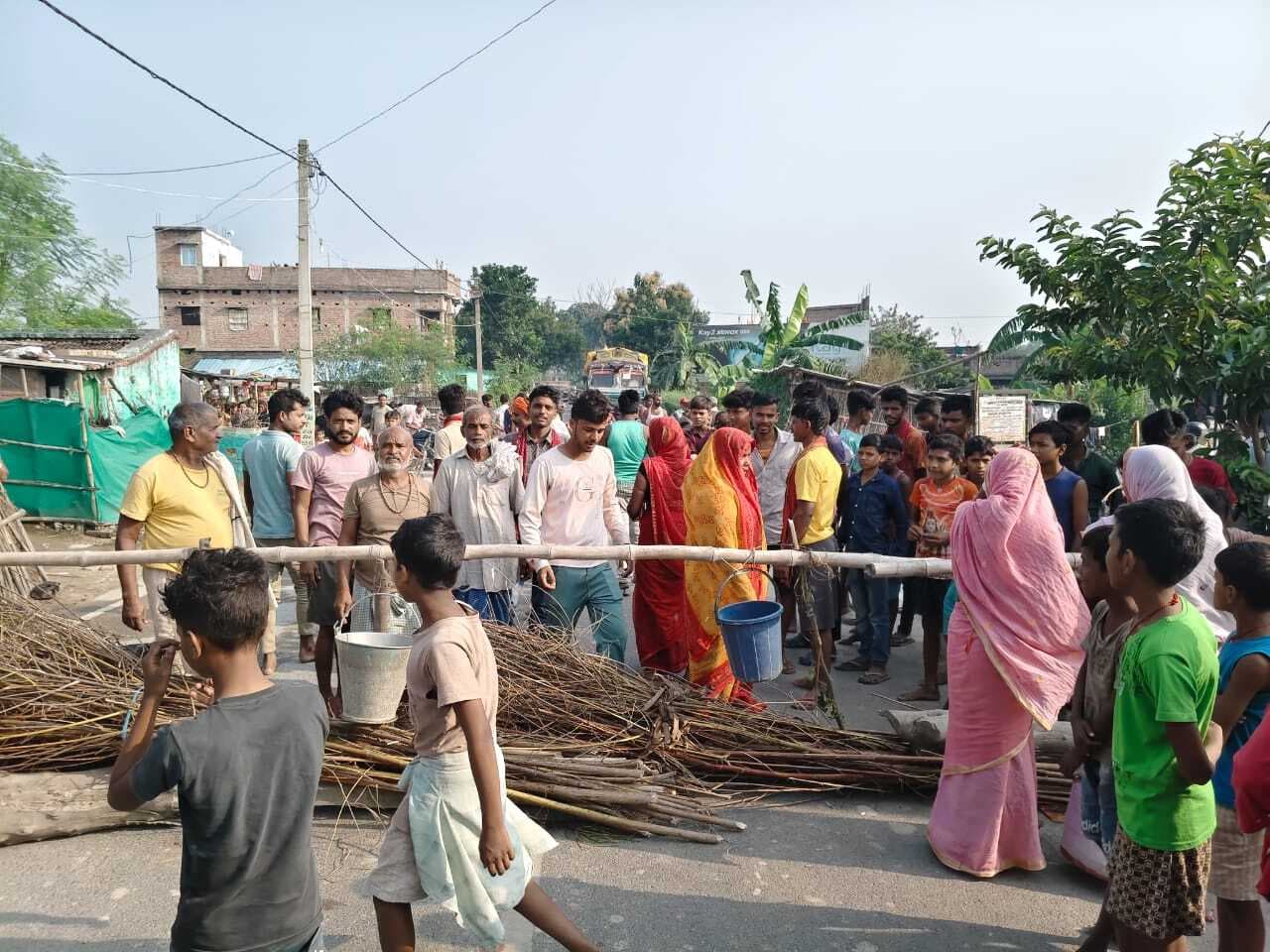 Samastipur News:पानी की समस्या को लेकर ग्रामीणों ने किया सड़क जाम