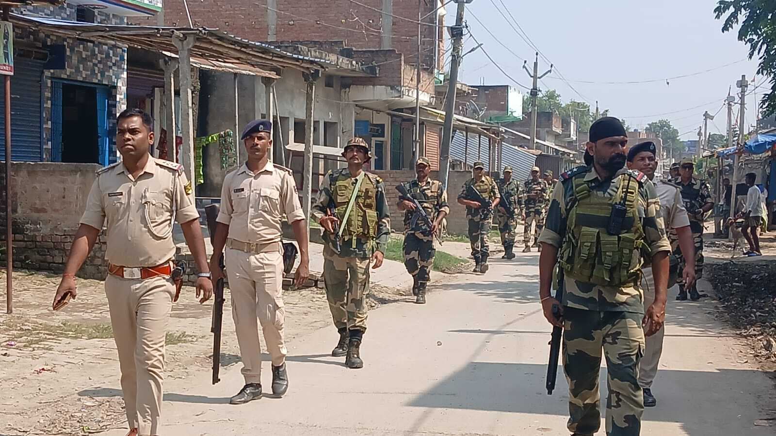 चुनाव को लेकर प्रशासन सतर्क, बहादुरपुर क्षेत्र में जवानों ने किया फ्लैग मार्च