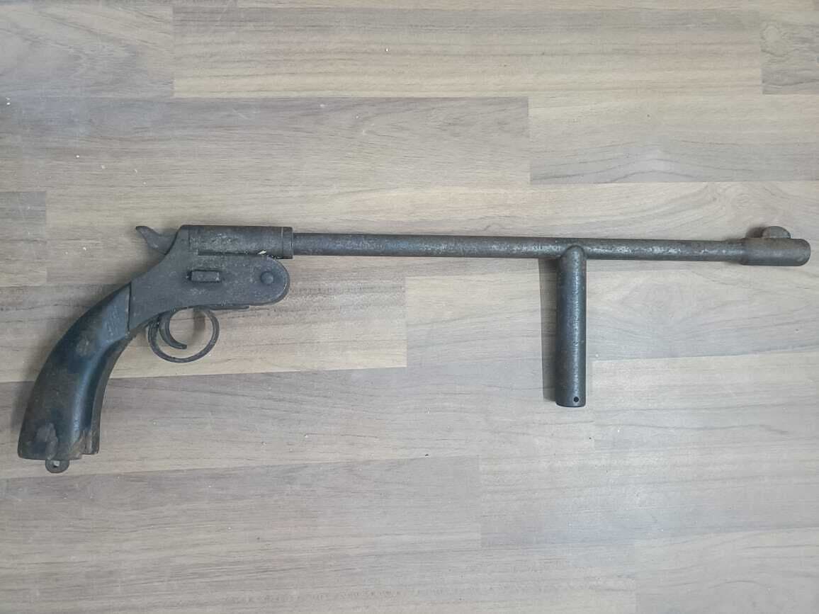 रंगदारी मांगने वाले बदमाश फरार, कट्टा जब्त