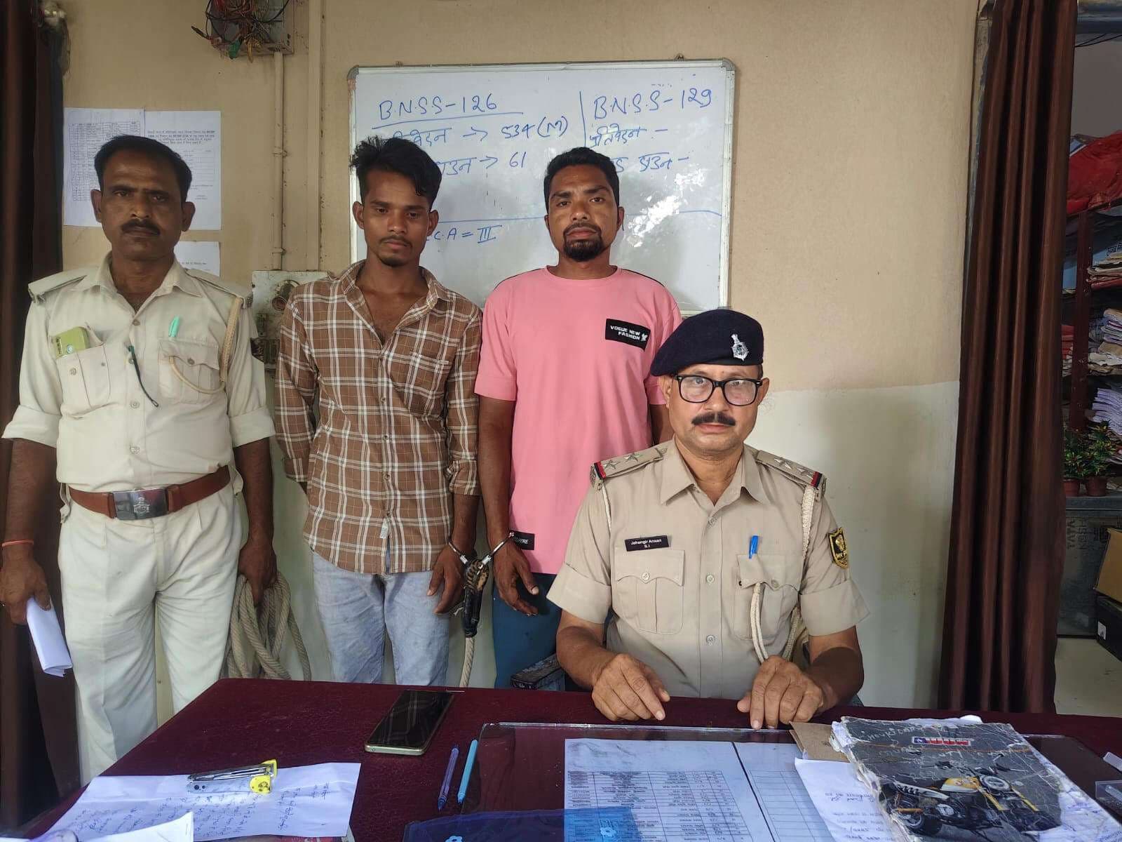 आठ बोरा यूरिया के साथ दो तस्कर गिरफ्तार