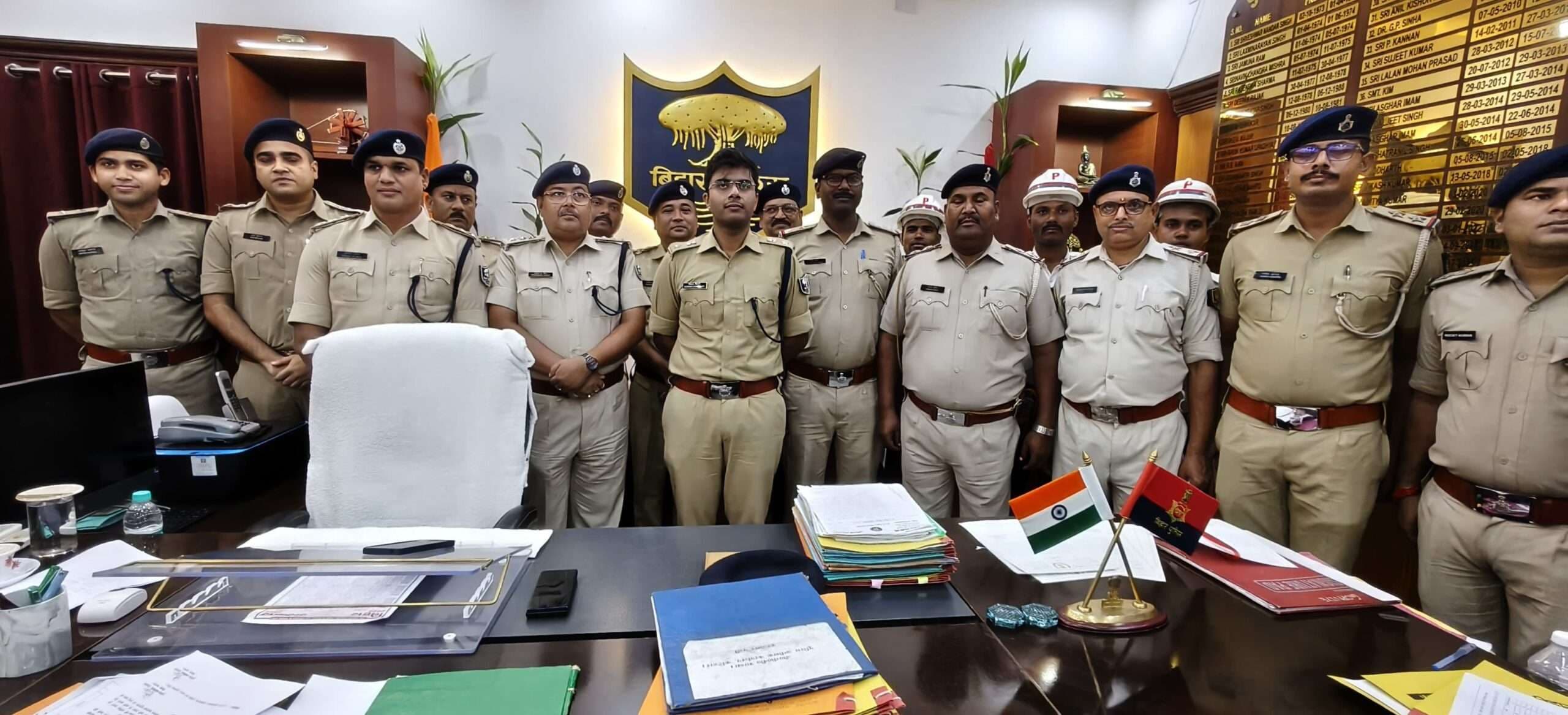 बेहतर कार्य करने वाले पुलिस पदाधिकारी को एसपी ने किया सम्मानित