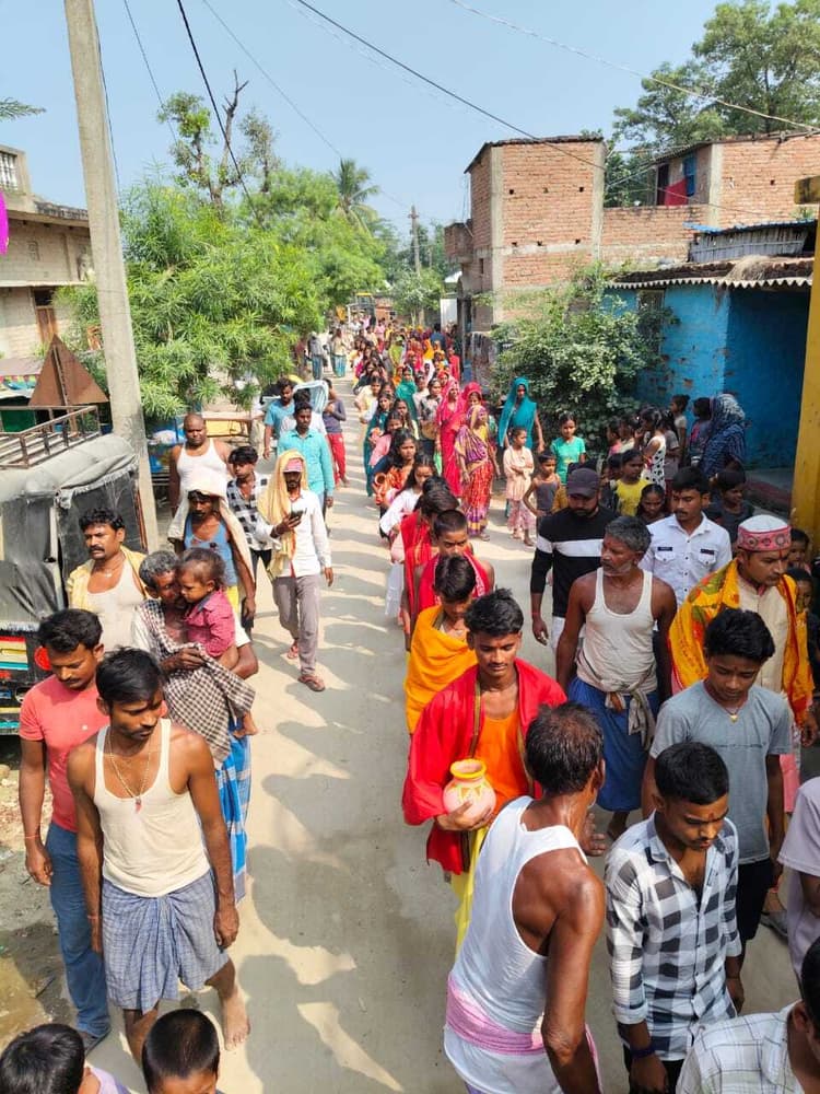 Samastipur News:त्रिजाम महायज्ञ से भक्तिमय हुआ भररिया गांव