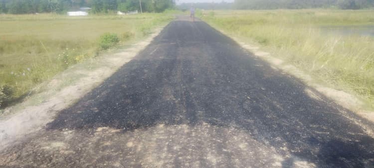 मनिया में सड़क निर्माण में अनियमितता, ग्रामीणों ने विभाग में की शिकायत