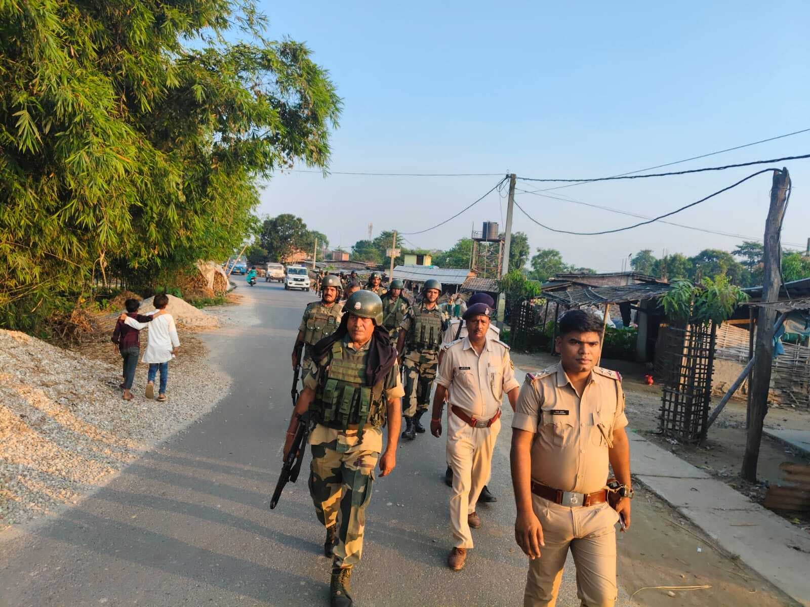 विधान सभा चुनाव को ले जियापोखर थाना की पुलिस व अर्द्धसैनिक बलों ने किया फ्लैग मार्च