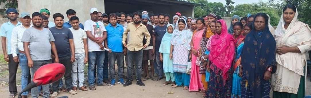 बंदी के बहाने राजधर साइडिंग में काम कर रहे रैयतों को हटाने की साजिश का विरोध