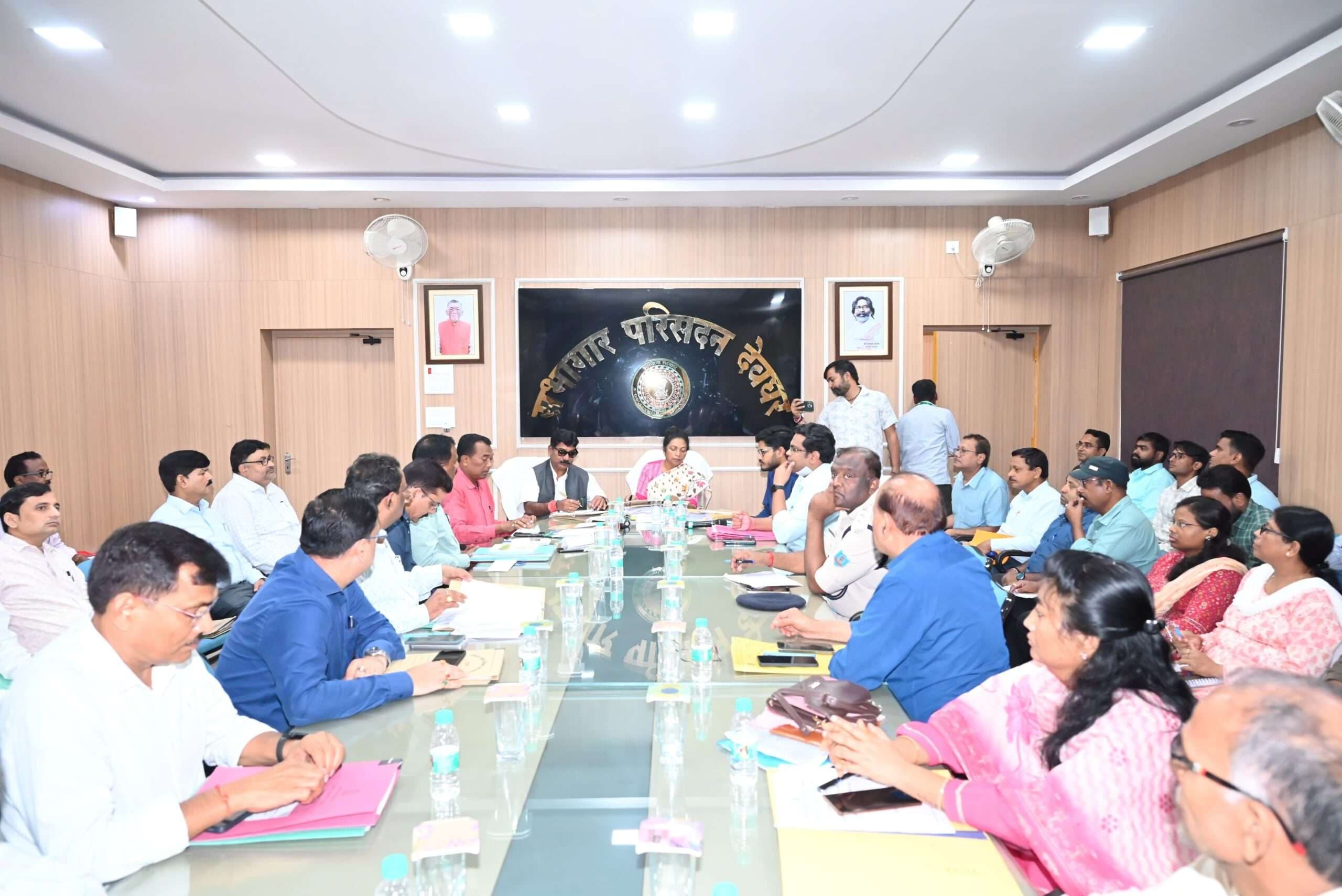 Deoghar News : समाज के अंतिम व्यक्ति तक पहुंचे योजनाएं, समय पर पूरे हों काम : समिति