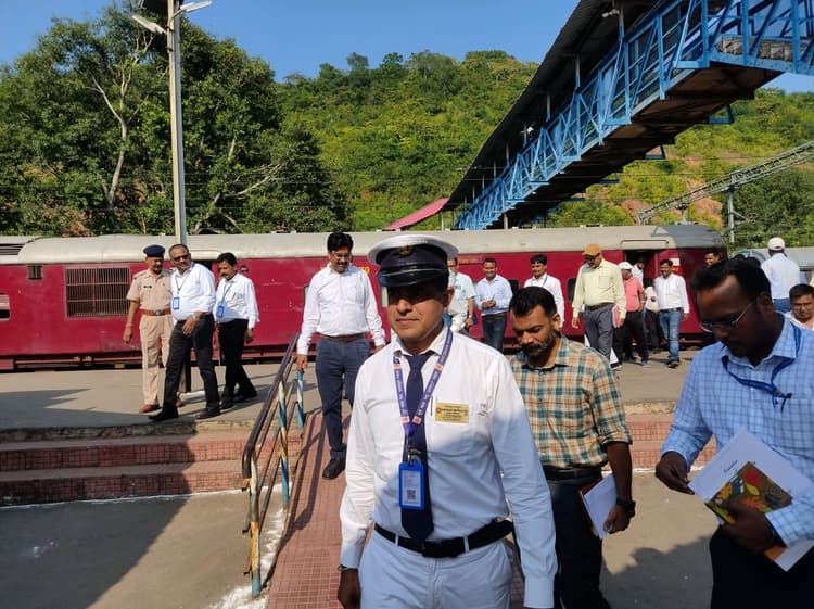 एडीआरएम ने रेलवे स्टेशन का किया निरीक्षण