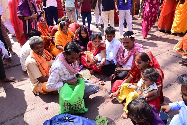 Deoghar News : रविवार को बाबा मंदिर में उमड़े भक्त, आम से लेकर खास तक लगे कतार में