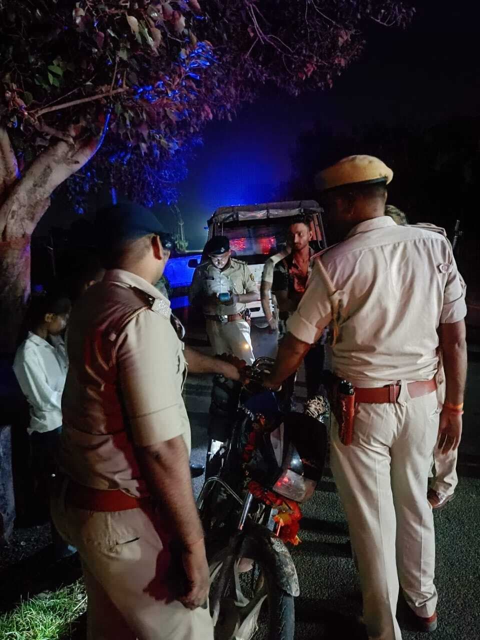 घोघसा व तरहारी चेक पोस्ट पर वाहनों की जा रही जांच