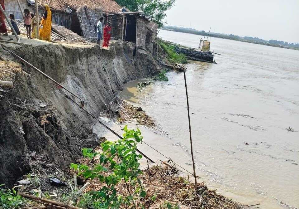 चौथम के अग्रहण में बागमती नदी का कटाव जारी, चार घर समाया