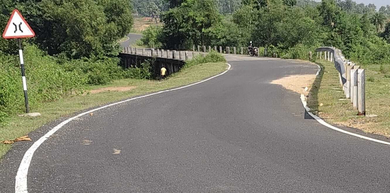 बुढ़ैई- नारायणपुर सड़क पर अधूरी लगी लोहे का गार्ड