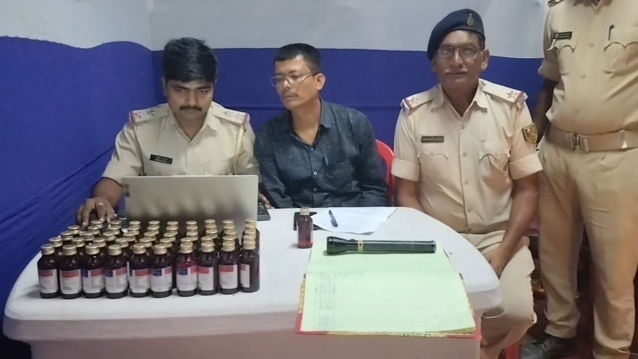 50 पीस प्रतिबंधित कफ सिरप बरामद, दो तस्कर फरार