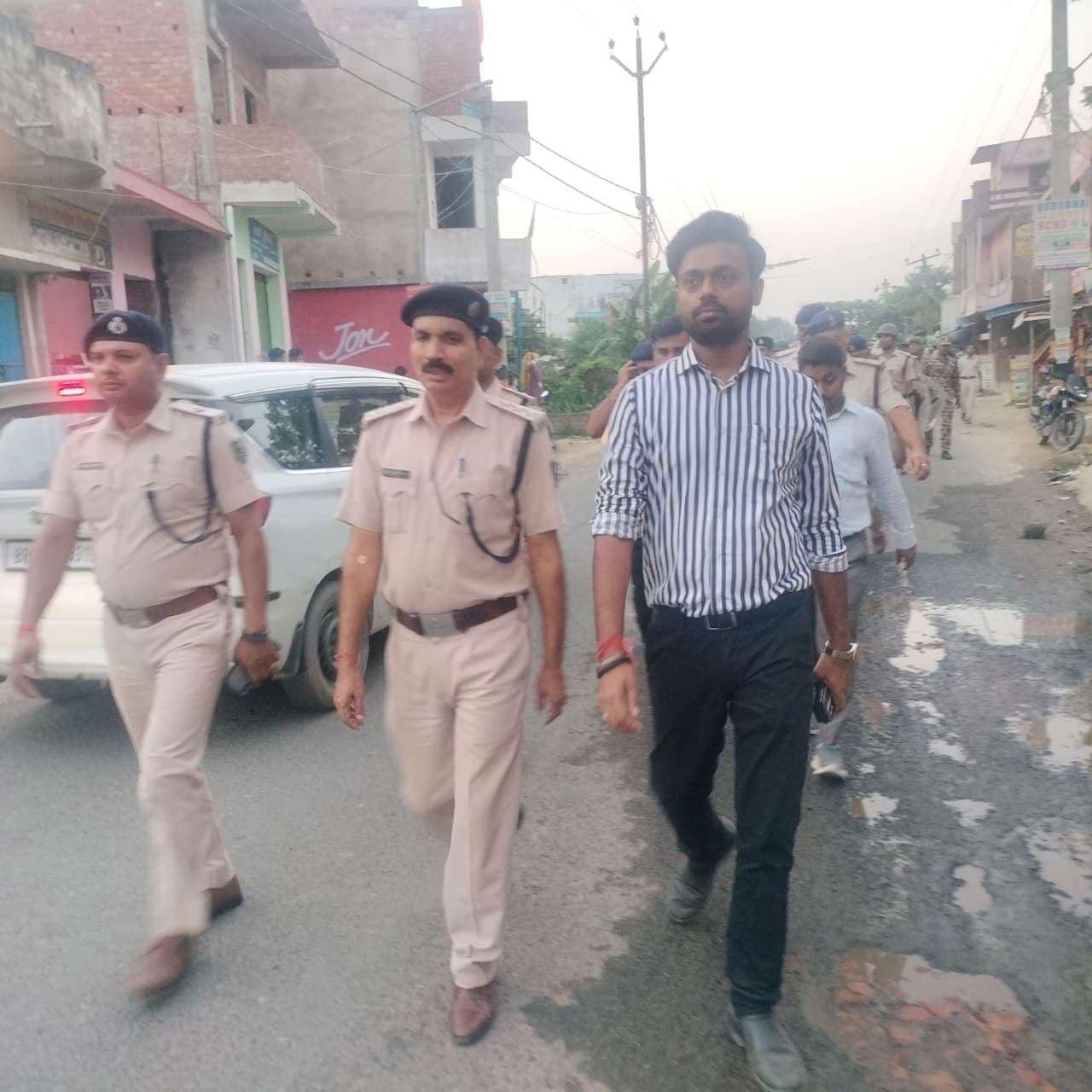 Darbhanga News: भयमुक्त वातावरण में शांतिपूर्वक मतदान के लिए निकाला फ्लैग मार्च