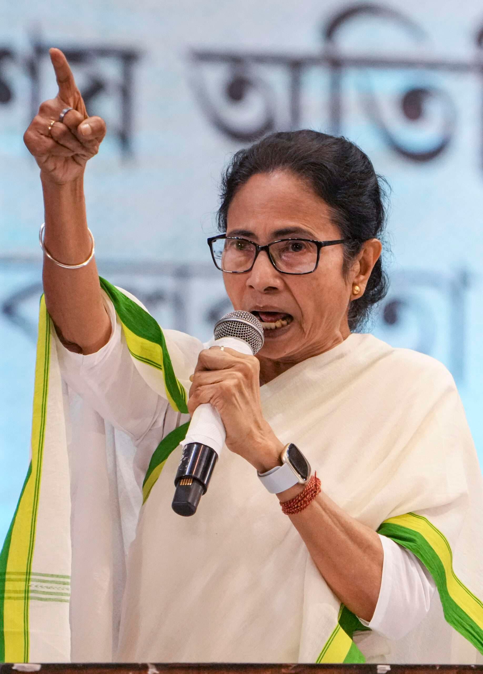 सीएम पहुंचीं हासीमारा, आपदा राहत में योगदान देने वालों को किया सम्मानित