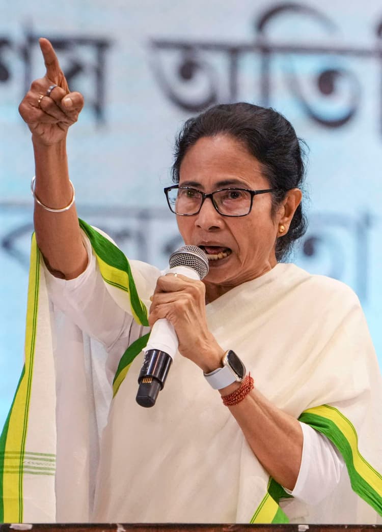 सीएम पहुंचीं हासीमारा, आपदा राहत में योगदान देने वालों को किया सम्मानित