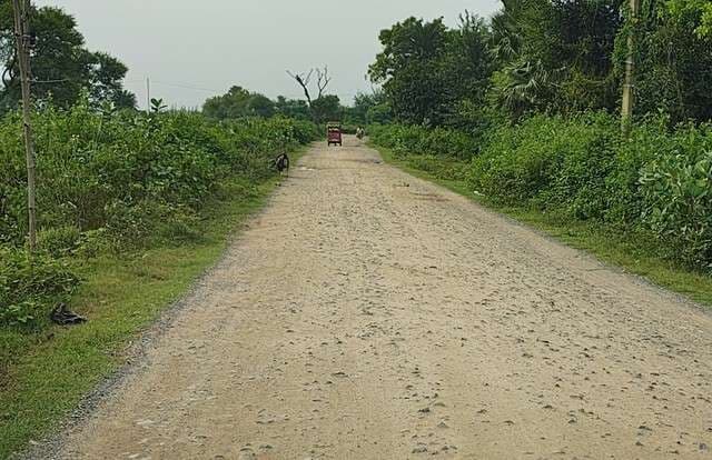 सड़क पर गड्ढे और बिखरे चिप्स बन रहे दुर्घटना का कारण