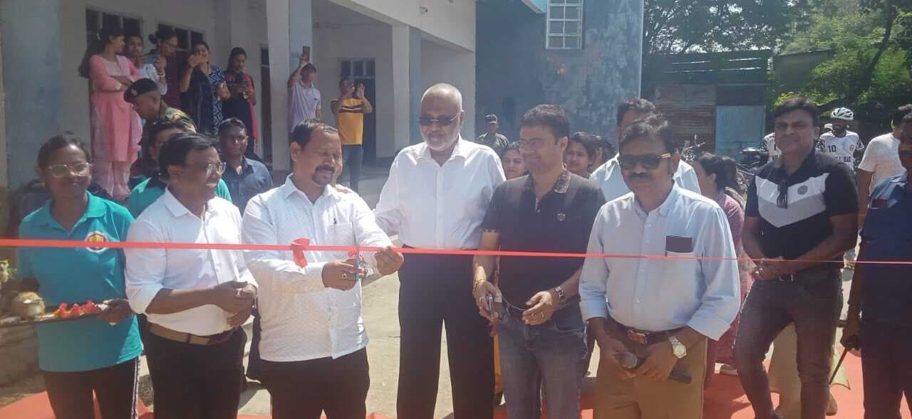 Chaibasa News : मंत्री दीपक बिरुवा ने इंडोर स्टेडियम में रोल बॉल कोर्ट का उद्घाटन किया