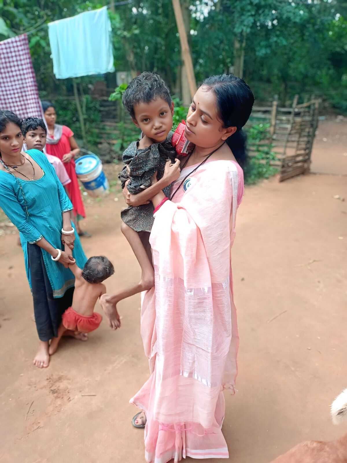 Chaibasa News : पिता बिस्तर पर, मां मजदूरी करने बेंगुलुरु गयी, 10 वर्षीय बच्ची कुपोषित