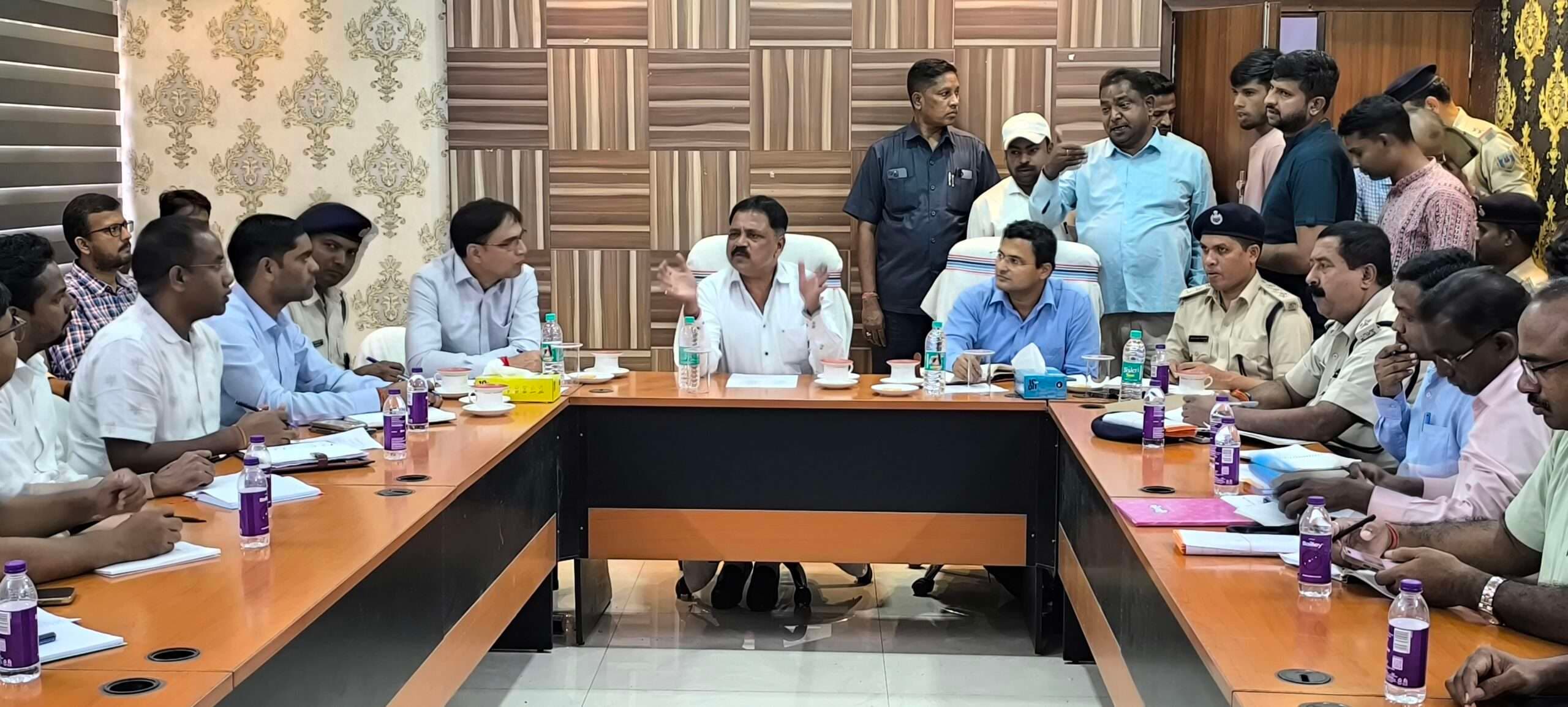 Giridih News :समय उपलब्ध होगीं छठ घाटों पर सभी सुविधाएं : सुदिव्य