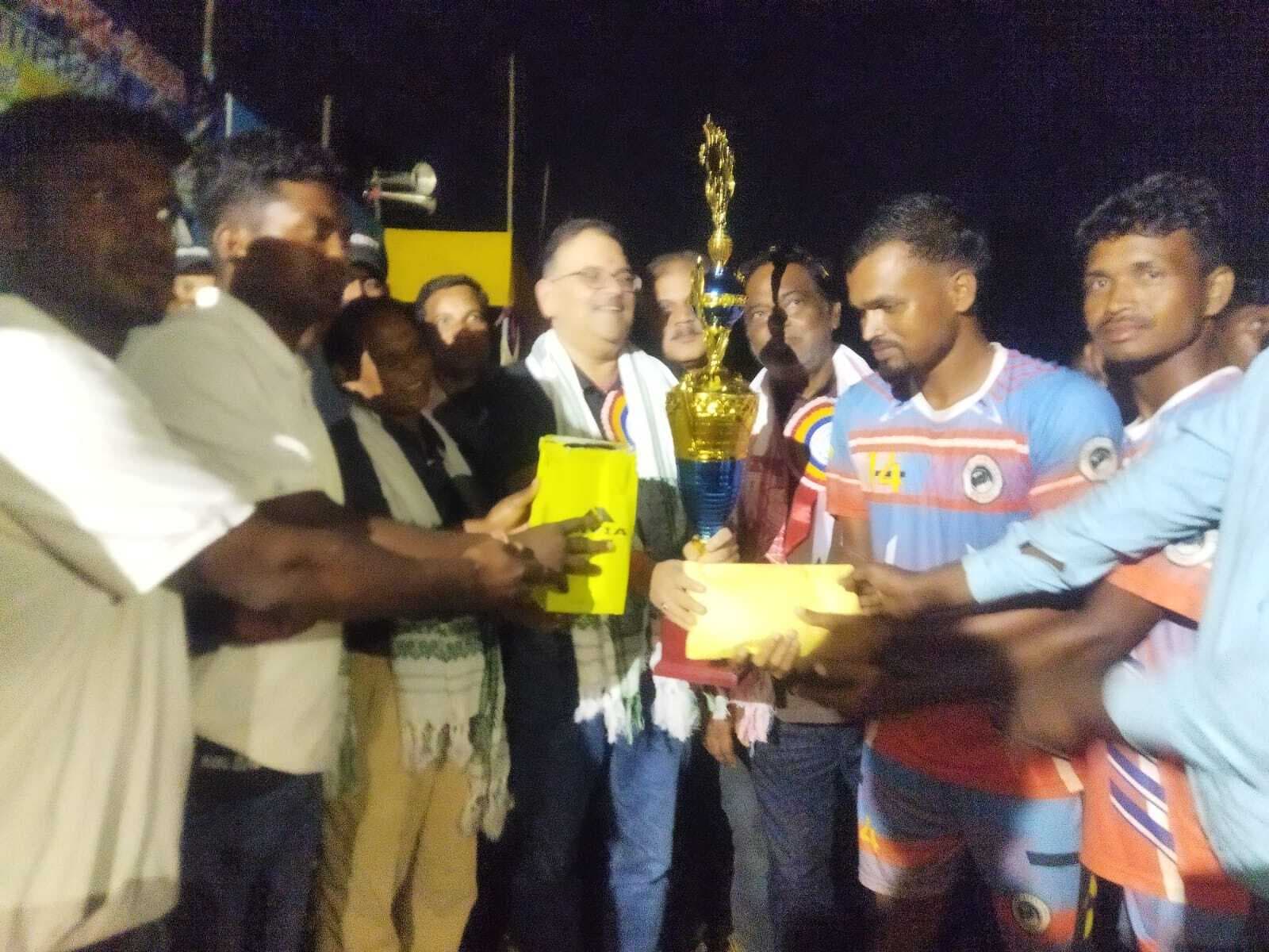 Chaibasa News : पेनाल्टी शूटआउट से बबलू स्पोर्टिंग चैंपियन