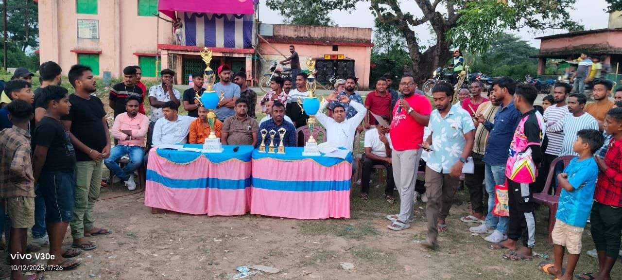 Seraikela Kharsawan News : कुकड़ू प्रीमियर लीग में जय मां तारा की टीम बनी चैंपियन