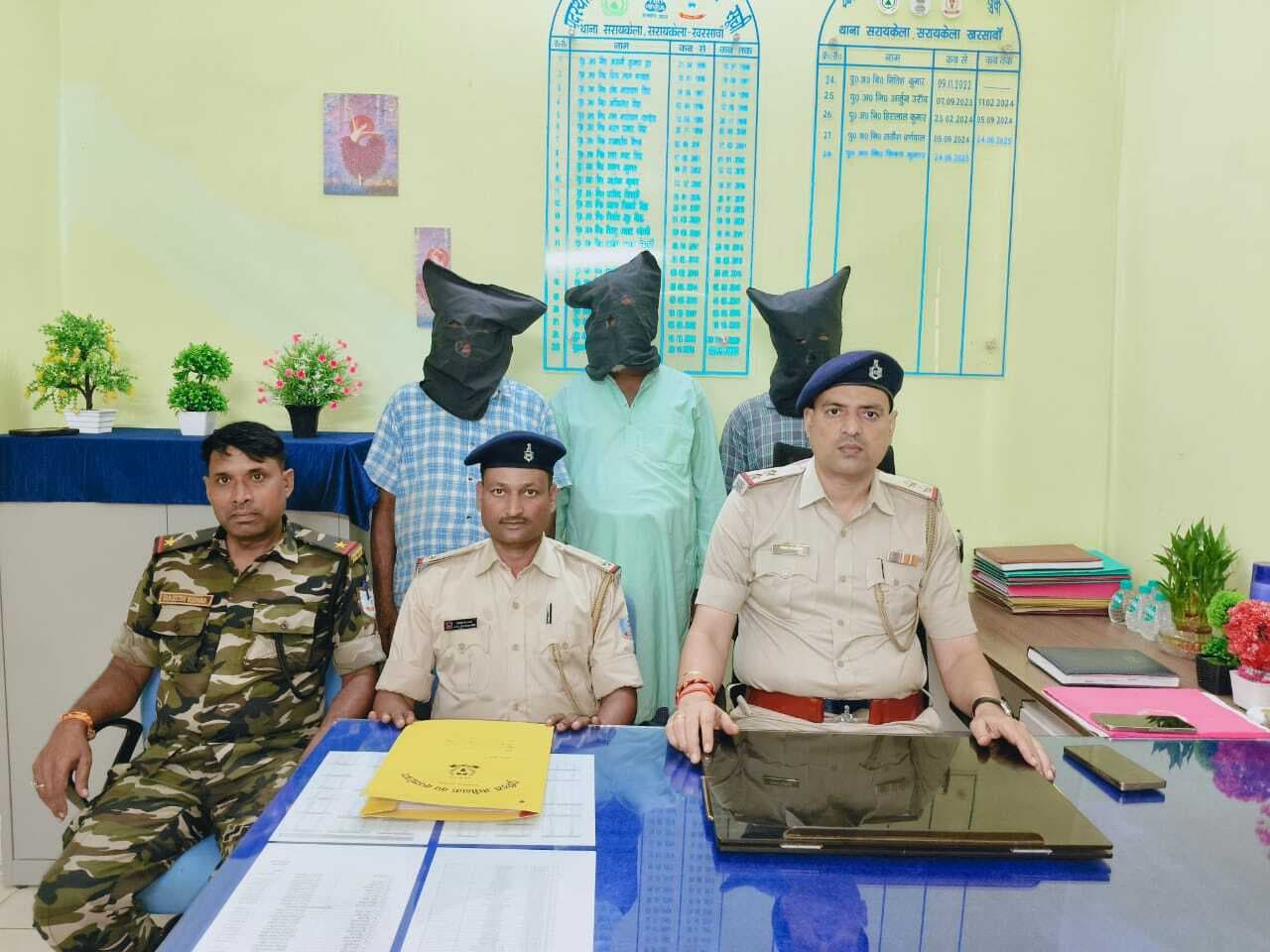Seraikela Kharsawan News : पुलिस ने छापेमारी कर 11 वांछित व वारंटियों को पकड़ा