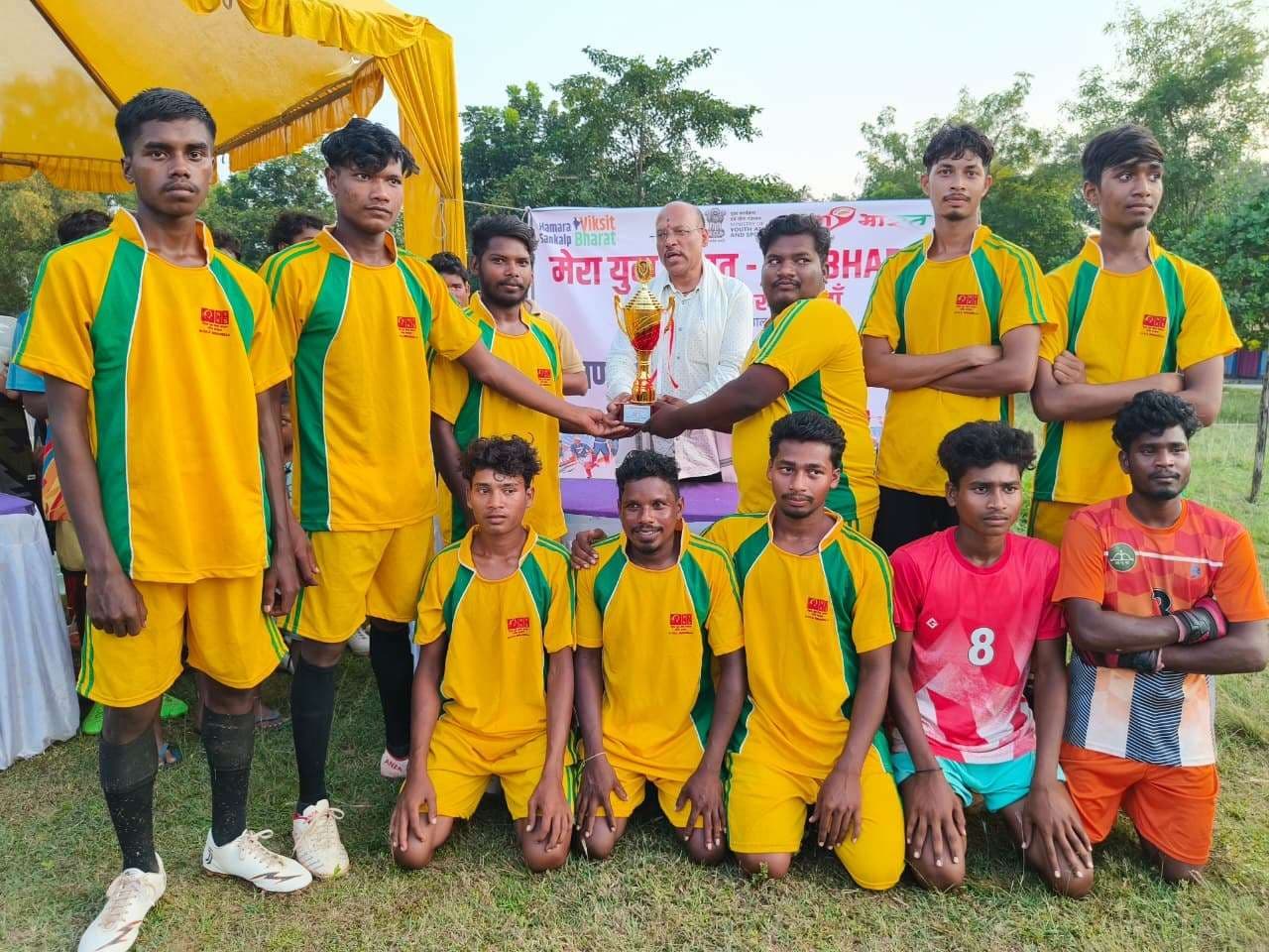 Seraikela Kharsawan News : फुटबॉल में विवेकानंद यूथ क्लब गुड़ियाडीह की टीम बनी चैंपियन
