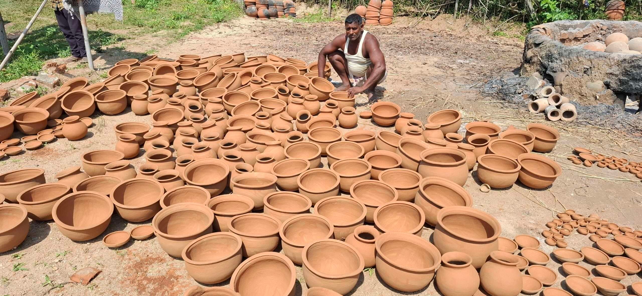 -त्योहार. दिवाली को ले मिट्टी की सामग्री बनाने का कार्य युद्ध स्तर पर जारी