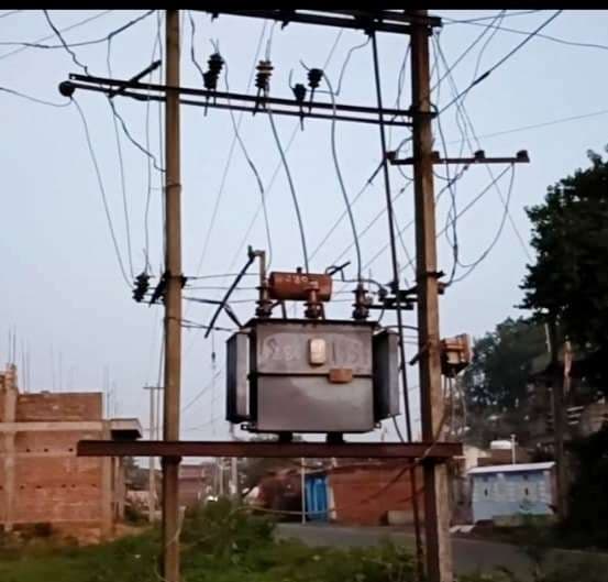 Bokaro News : ट्रांसफार्मर जलने से नर्रा में एक सप्ताह से बिजली गुल