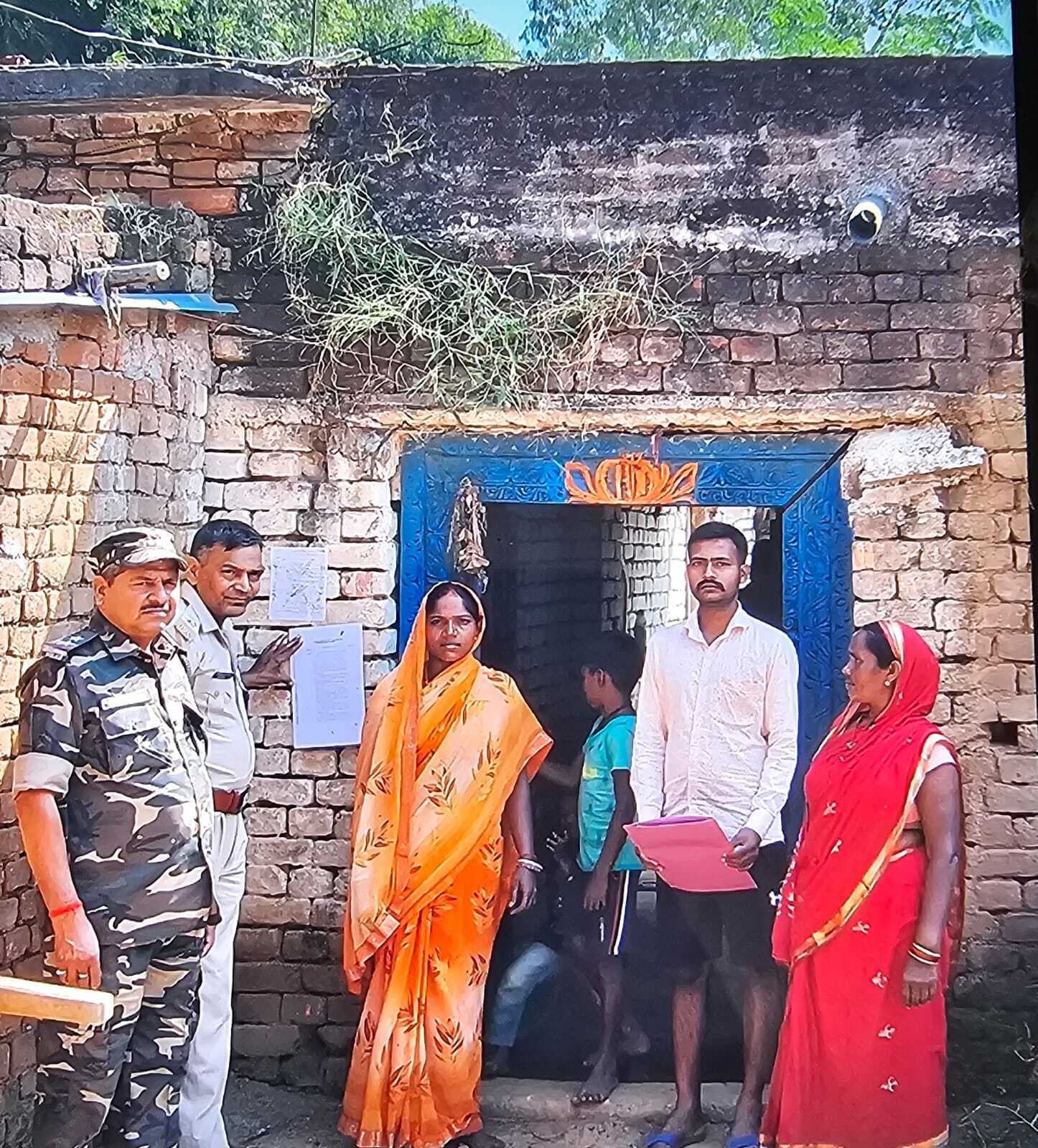 Giridih News :प्राथमिक अभियुक्त के घर पुलिस ने चिपकाया इश्तेहार