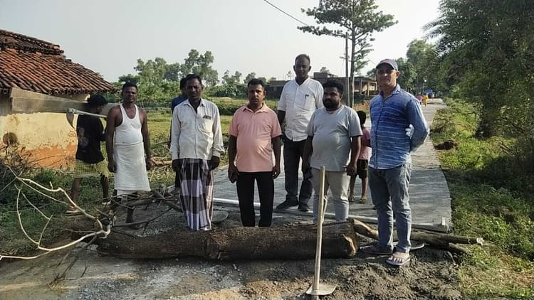 Giridih News :ग्रामीणों ने रोका पीसीसी का निर्माण कार्य, जांच की मांग