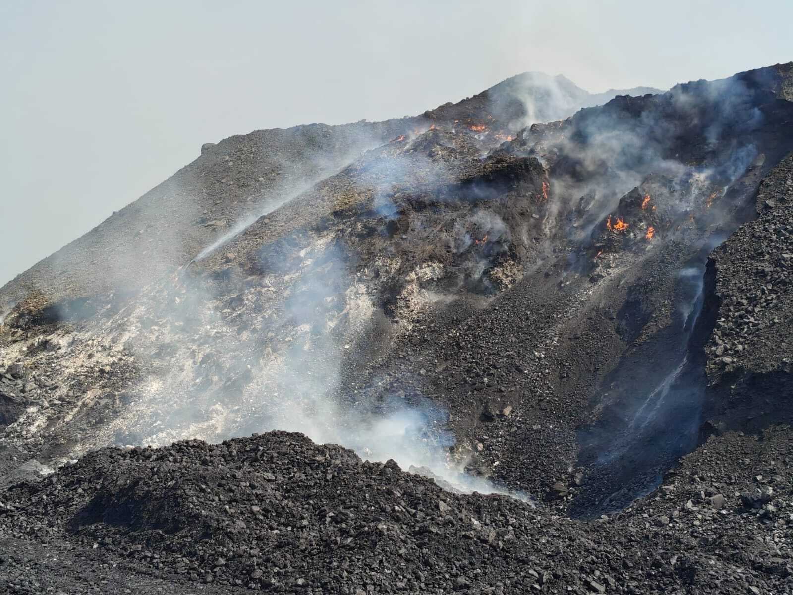 Bokaro news : रेलवे साइडिंग में कई दिनों से जल रहा है कोयला