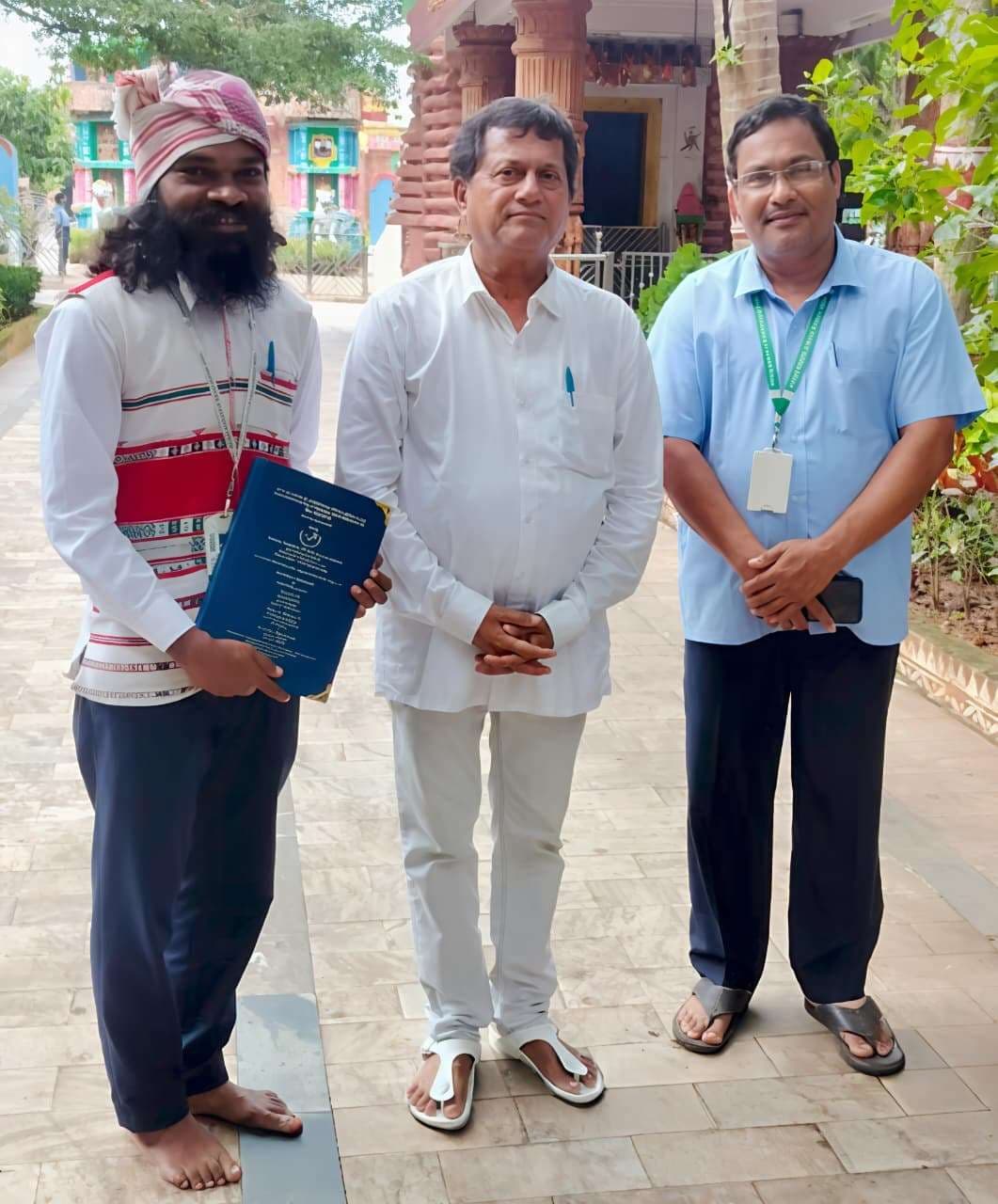 Jamshedpur News : डॉ. बिक्रम बिरूली ने पहला ऑटोमैटिक स्पीच रिकग्निशन डेटासेट हो भाषा में किया तैयारअब विलुप्त हो रहे भाषाओं को डिजिटल रूप से संरक्षित कर भविष्य की पीढ़ियों तक पहुंचाया जा सकता हैएआई तकनीक के माध्यम से आदिवासी भाषाओं को मोबाइल एप्लिकेशन और डिजिटल शिक्षा में शामिल किया जा सकेगाहो भाषा के संरक्षण के लिए कृत्रिम बुद्धिमत्ता (एआई) की पहचान का अनुप्रयोग विषय पर किया शोधवरीय संवाददाता, जमशेदपुरडॉ. बिक्रम बिरूली ने कृत्रिम बुद्धिमत्ता (एआई) पर हो भाषा के संरक्षण से जुड़ा पहला पीएचडी पूर्ण किया है. उनका शोध विषय था- “हो भाषा के संरक्षण के लिए कृत्रिम बुद्धिमत्ता (एआई) की पहचान का अनुप्रयोग.” इस शोध का मार्गदर्शन डॉ. यशवंत दास और डॉ. सत्यरंजन दास ने किया. अपने शोध में उन्होंने ऑटोमैटिक स्पीच रिकग्निशन (एएसआर), नेम्ड एंटिटी रिकग्निशन (एनइआर) और पार्ट-ऑफ-स्पीच टैगिंग (पीओसी) जैसे उन्नत एआई अनुप्रयोगों पर कार्य किया. डॉ. बिरूली द्वारा यह शोध कार्य हो भाषा को डिजिटल युग में जीवंत रखने की दिशा में एक वैज्ञानिक और सामाजिक प्रयास है. अपने शोध में डॉ. बिरूली ने एआई की आधुनिक तकनीकों का उपयोग कर भाषा संरक्षण की नयी राह खोली. उन्होंने पहला ऑटोमैटिक स्पीच रिकग्निशन (एएसआर) डेटासेट हो भाषा में तैयार किया, जो इस क्षेत्र में विश्वस्तर पर अद्वितीय है. इस प्रक्रिया के माध्यम से भाषा की ध्वनियों, शब्दों और वाक्य संरचनाओं को डिजिटल रूप में संग्रहित कर मशीनों को सिखाया गया कि वे हो भाषा को पहचान सकें. इसके अलावा उन्होंने टेक्स्ट कॉर्पस निर्माण पर विशेष ध्यान दिया, जिससे हो भाषा के शब्द-संग्रह, व्याकरणिक पैटर्न और उच्चारण को वैज्ञानिक रूप से व्यवस्थित किया गया. डॉ. बिरूली ने यह दिखाया कि यदि एआई का उपयोग सही दिशा में किया जाये, तो कई आदिवासी भाषाओं को विलुप्त होने से बचाया जा सकता है. एआई आधारित अनुसंधान से इन भाषाओं को डिजिटल रूप से संरक्षित कर भविष्य की पीढ़ियों तक पहुंचाया जा सकता है. यह शोध न केवल वैज्ञानिक दृष्टि से महत्वपूर्ण है, बल्कि यह युवाओं और शोधकर्ताओं के लिए प्रेरणा का स्रोत भी बनेगा. आने वाले समय में एआई तकनीक के माध्यम से आदिवासी भाषाओं को मोबाइल एप्लिकेशन, डिजिटल शिक्षा और सांस्कृतिक अभिलेखागार में शामिल किया जा सकेगा. गरीबी व संघर्ष में गुजरा बिक्रम बिरूली का बचपनडॉ. बिक्रम बिरूली ओडिशा के मयूरभंज जिले के कप्तीपदा ब्लॉक के सिमलीपाल वन क्षेत्र के बीच स्थित माटकाम साही के निवासी हैं. उन्होंने गरीबी और संघर्ष में अपनी पढ़ाई को पूरा किया है. उनका जन्म 1996 में हुआ था. उनके पिताजी पुरुषोत्तम बिरुली गाय-बकरी चराकर परिवार का भरण-पोषण करते थे. जबकि उनकी माताजी जंगल से पत्ते इकट्ठे कर छह बच्चों का जीवन चलाती थीं. बचपन में बिक्रम अपने पिता के साथ जंगल में पशु चराया करते थे. लेकिन अपने साथ किताब, कॉपी और पेन जरूर रखते थे. 1999 में ओडिशा में आये भीषण चक्रवात ने उनका घर उजाड़ दिया. उनका परिवार कई दिनों तक सहजन साग व पानी पीकर जीवित रहा. अपनी पढ़ाई के लिए बिक्रम ने शाल और अन्य वन उत्पाद इकट्ठा कर बाजार में बेचने का भी काम किया. साथ ही गांव के बच्चों को ट्यूशन पढ़ाकर कुछ आमदनी की. अपनी पढ़ाई व परिवार की जरूरतों को पूरा करने के लिए रात में करते थे कामडॉ. बिक्रम बिरूली जवाहर नवोदय विद्यालय, बागुड़ी (बालेश्वर) के छात्र रह चुके हैं. जहां से उन्होंने वर्ष 2013 में प्लस-2 विज्ञान (कंप्यूटर विज्ञान) की पढ़ाई पूरी की. 17 वर्ष की उम्र में परिवार की जिम्मेदारी के दबाव में वे पंजाब काम करने के लिए चले गये. वहां एजीसी पटियाला (पंजाब टेक्निकल यूनिवर्सिटी से संबद्ध कॉलेज) में कंप्यूटर साइंस एंड इंजीनियरिंग में बीटेक में दाखिला लिया. वे दिन में कॉलेज में पढ़ाई और रात में काम करते थे. वर्ष 2018 में उन्होंने कलिंगा इंस्टीट्यूट ऑफ सोशल साइंसेस, भुवनेश्वर में एमएससी (इंडिजिनस नॉलेज, साइंस एंड टेक्नोलॉजी) में प्रवेश लिया. अपनी मातृभाषा हो और लिपि वारंग क्षिति को दस्तावेजीकरण करने के उद्देश्य से उन्होंने ‘हो समाज लाइव’ नाम से एक यूट्यूब चैनल शुरू किया. जिसकी वर्तमान समय में लाखों सब्सक्राइबर हैं.