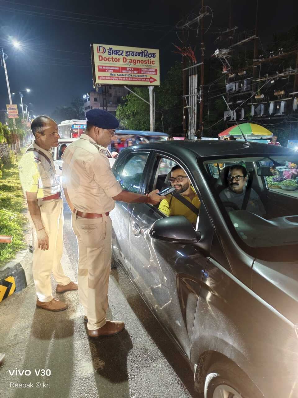 Dhanbad News: अड्डाबाजी व नशे में वाहन चलाने वालों पर गिरी पुलिस की गाज