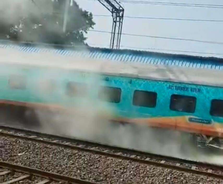 saran news. लिच्छवी एक्सप्रेस की बोगी से उठा धुआं, 35 मिनट तक स्टेशन पर रुकी रही ट्रेन