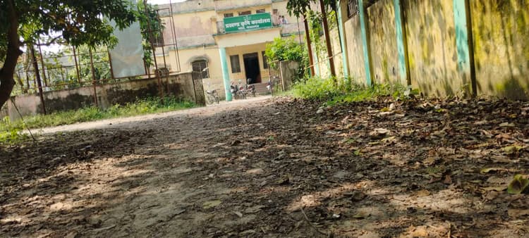 गंदगी से पटा कृषि विभाग कार्यालय परिसर खोल रहा है स्वच्छता अभियान की पोल