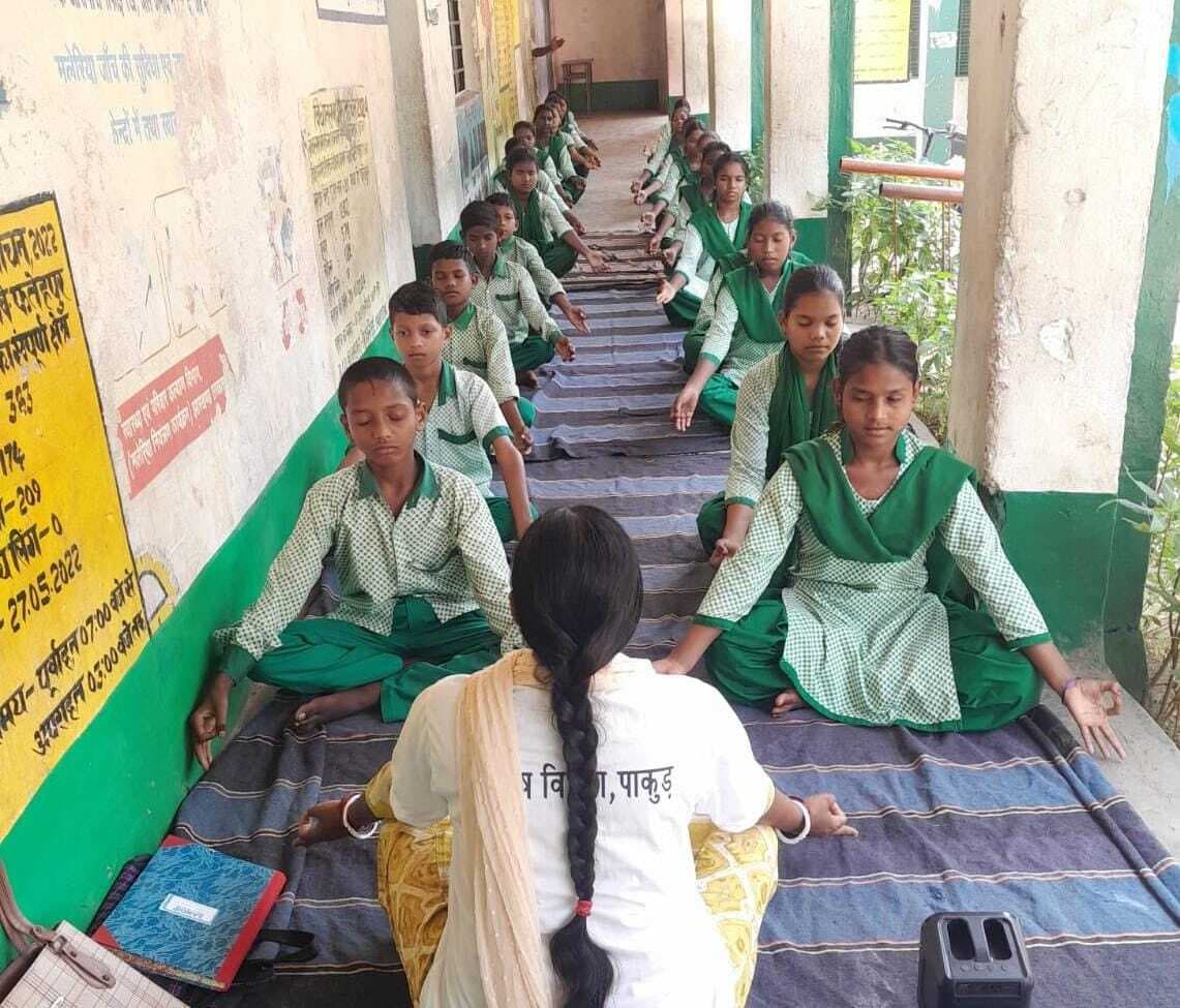 विद्यालयों में योग प्रशिक्षण से छात्र बने स्वस्थ और एकाग्र