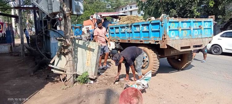 सफाई कर्मियों की सुरक्षा में अनदेखी, बिना मास्क-दस्ताने के उठा रहे कचरा